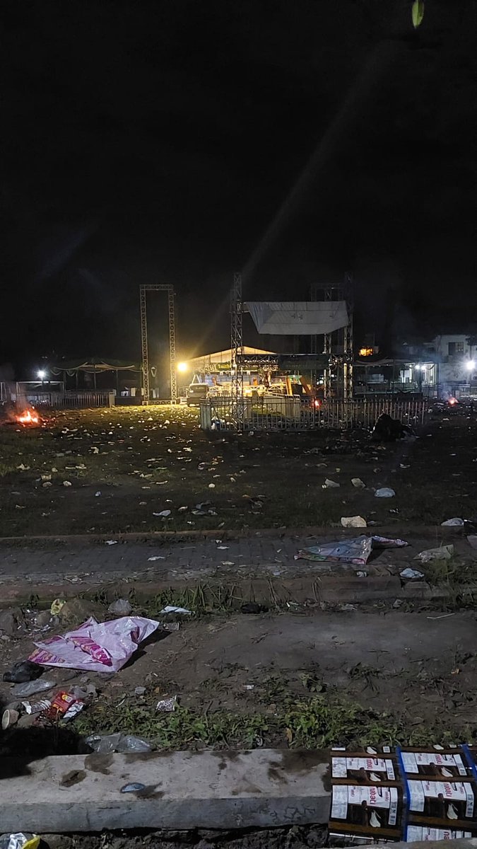 Mbakar sampah tengah lapangan, selain polusi yo ngrusak suket, pie menurut mu mbem <a href="/TempelTembems/">Tempel Tembems</a>