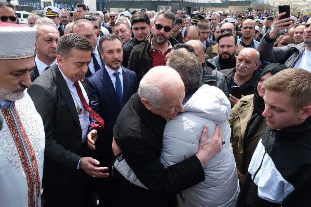 Devlet derler adına
Bahçeli soyadına
Erecek biliyorum
Bu millet muradına
Kanımız aktı evet
Canımız gitti evet 
İhanet edenleri
Unuturmu bu millet