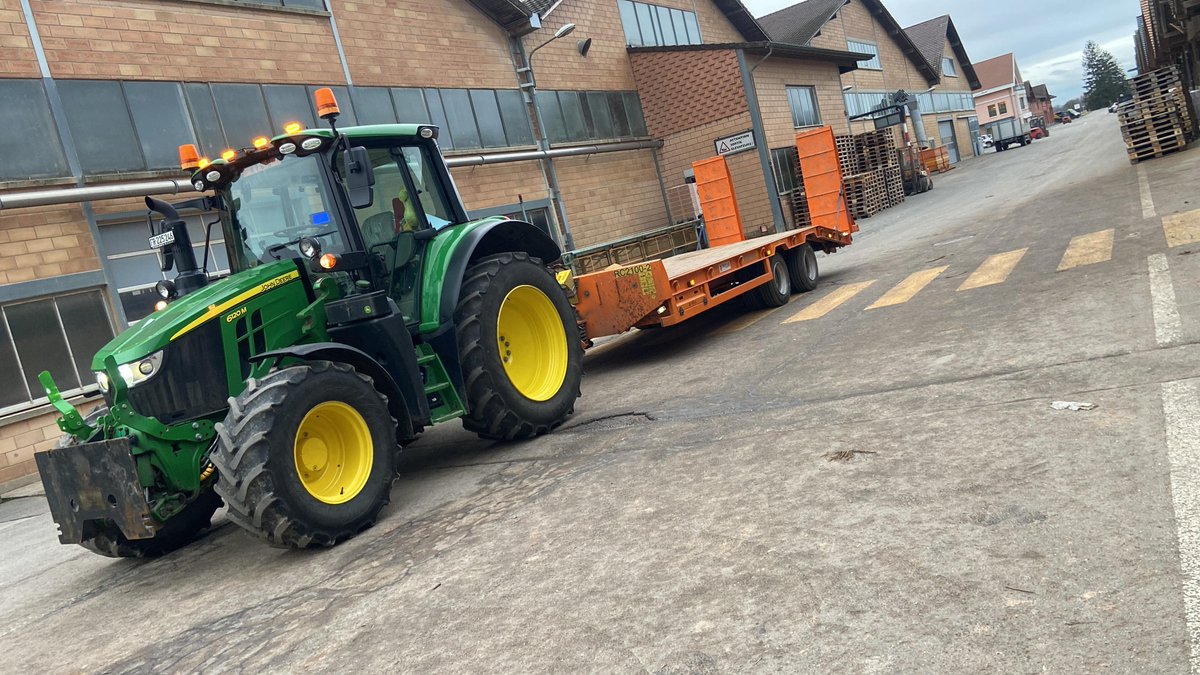 profiMagazin's tweet photo. Abgelichtet ist ein #JohnDeere 6120M mit #Pronar Tieflader. https://t.co/tBNmvzLixU