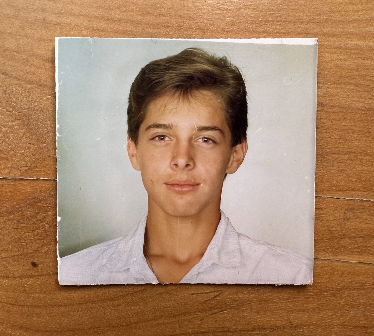 Me encontré una foto del hermano de mi mamá cuando estaba joven, y lo único que me preguntó es ¿qué tan probable es que en un futuro un hijo mío se parezca a él? 🥹