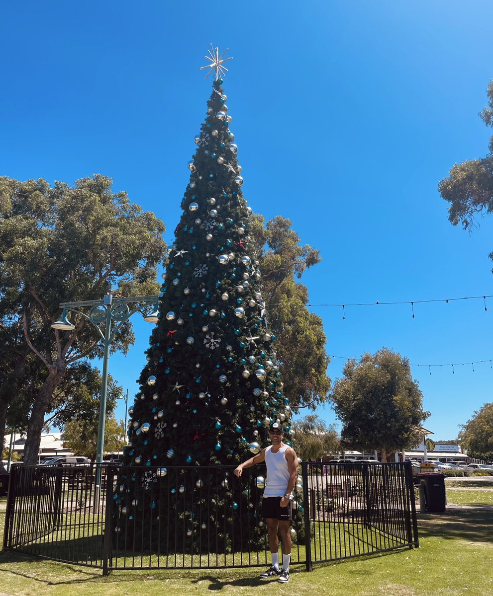 Merry Christmas from 🇦🇺 where I’m slowly adjusting to my first ever Xmas in the ☀️. My body clock is protesting even harder, but whilst the house sleeps it’s given me a moment to reflect on all the things I’m really thankful for. Sending you all lots of love ❤️