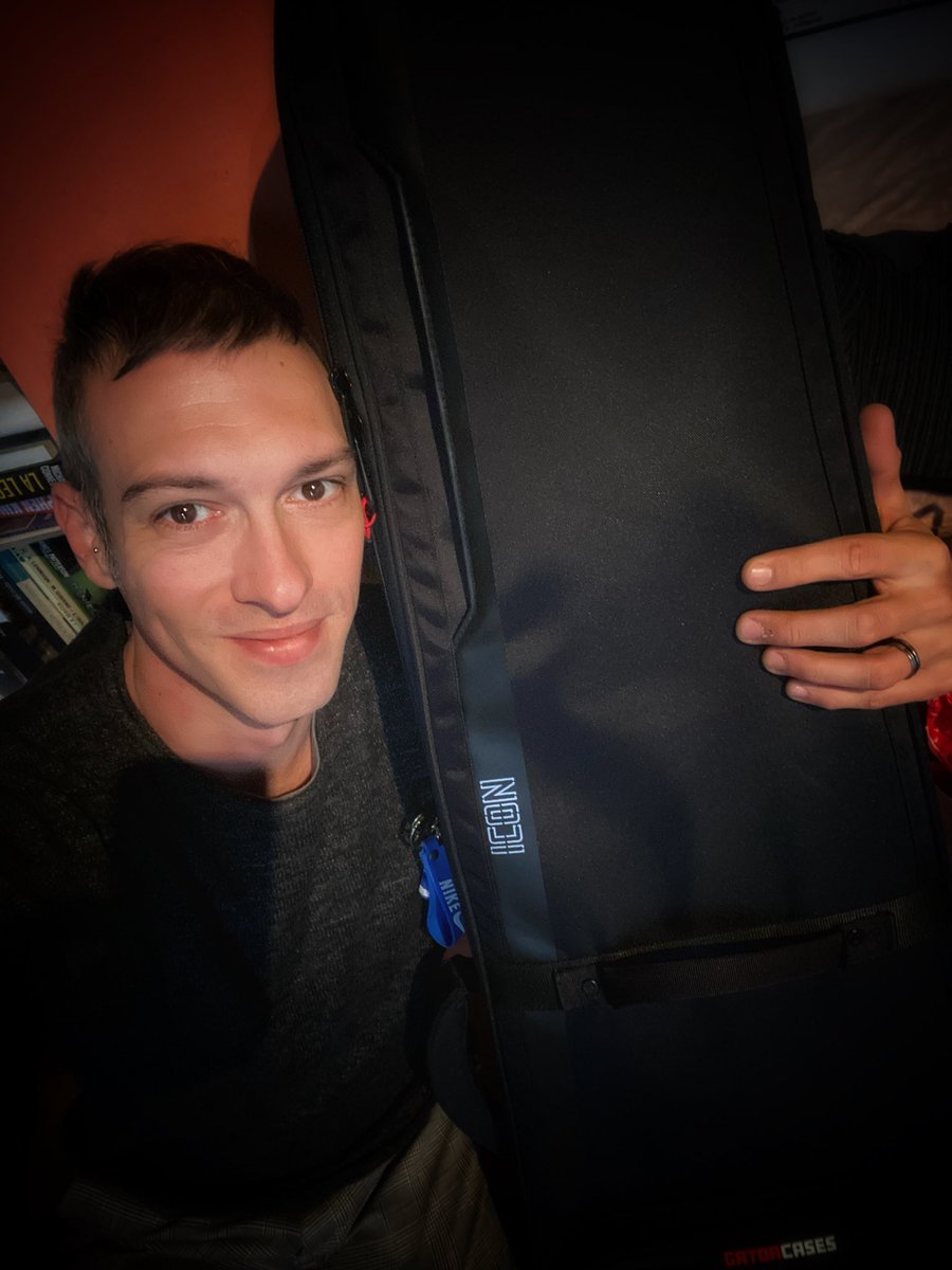 SempriniSte's tweet photo. MERRY CHRISTMAS TO EVERYONE!!! 🎄🍾🥂🎶🎁 
First gift of the day: New case for my bass! 🤩 

#christmas #christmastime #stefanosemprini #music #christmasday #gift #bass #basscase #gatorbasscase  #musician #singer #singersongwriter #fender #fenderbass #twitter #christmas2023 https://t.co/UpDrpvD8ci