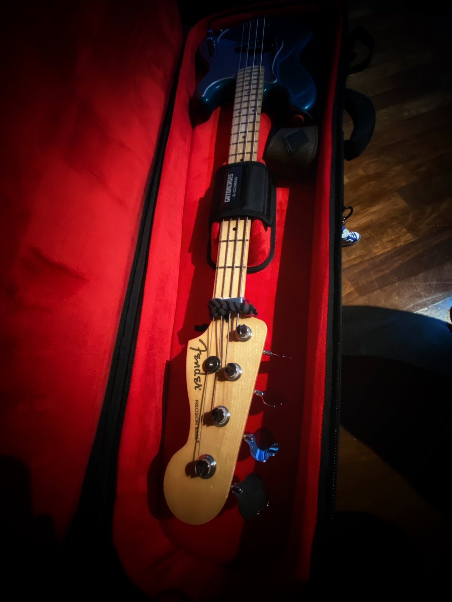 SempriniSte's tweet photo. MERRY CHRISTMAS TO EVERYONE!!! 🎄🍾🥂🎶🎁 
First gift of the day: New case for my bass! 🤩 

#christmas #christmastime #stefanosemprini #music #christmasday #gift #bass #basscase #gatorbasscase  #musician #singer #singersongwriter #fender #fenderbass #twitter #christmas2023 https://t.co/UpDrpvD8ci