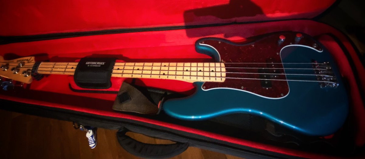 MERRY CHRISTMAS TO EVERYONE!!! 🎄🍾🥂🎶🎁 
First gift of the day: New case for my bass! 🤩 

#christmas #christmastime #stefanosemprini #music #christmasday #gift #bass #basscase #gatorbasscase  #musician #singer #singersongwriter #fender #fenderbass #twitter #christmas2023