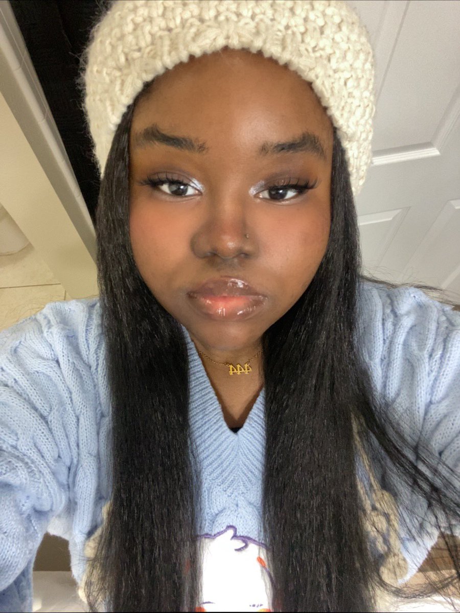 chanelgunnn's tweet photo. MERRY CHRISTMASSSSSSS 🎁 https://t.co/YILQ0INwA9