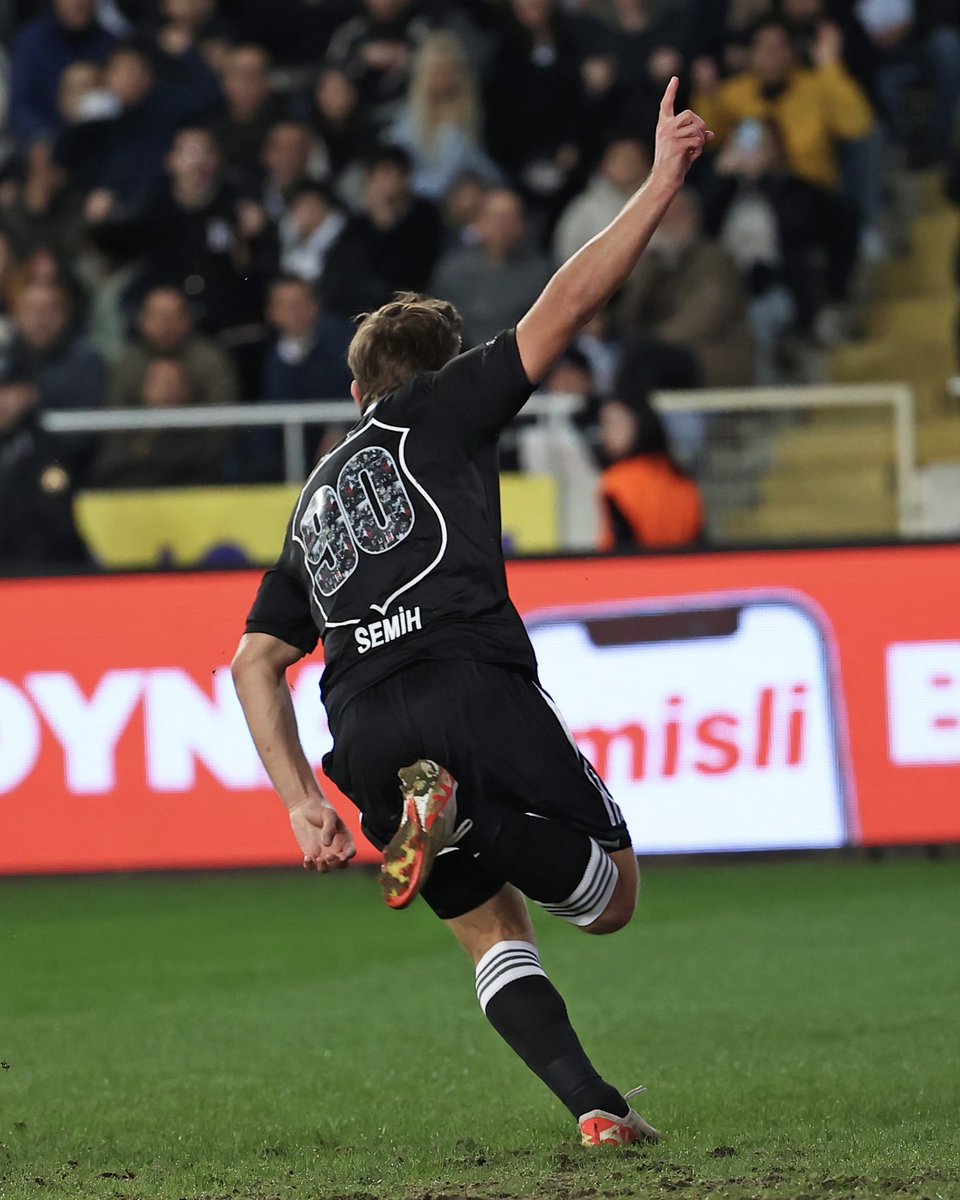 mackolik's tweet photo. 🇹🇷 Beşiktaş'ın, Cumhuriyetimizin 100. yılına özel olarak hazırladığı formayı nasıl buldunuz? 🤔 https://t.co/W7ElNz7nFM