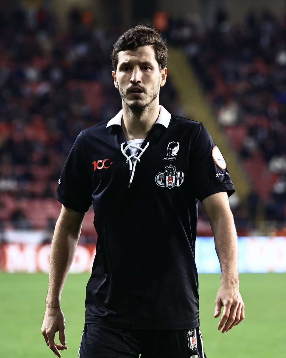 mackolik's tweet photo. 🇹🇷 Beşiktaş'ın, Cumhuriyetimizin 100. yılına özel olarak hazırladığı formayı nasıl buldunuz? 🤔 https://t.co/W7ElNz7nFM
