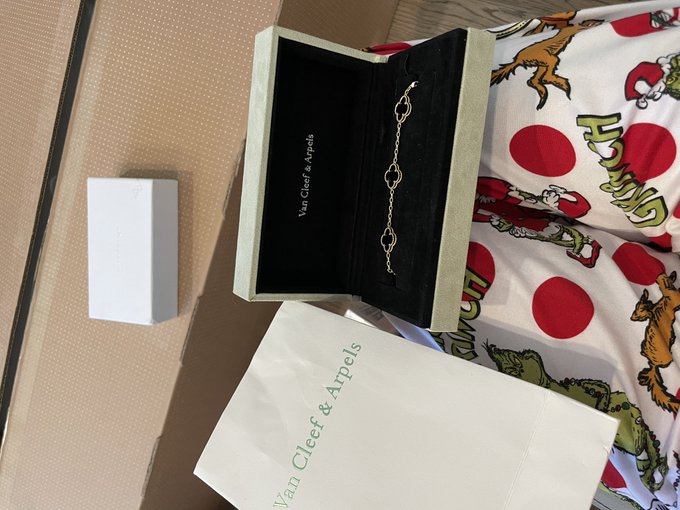 Idk but my man spoiled me sm this year 😭 https://t.co/GW1o7NA1Td