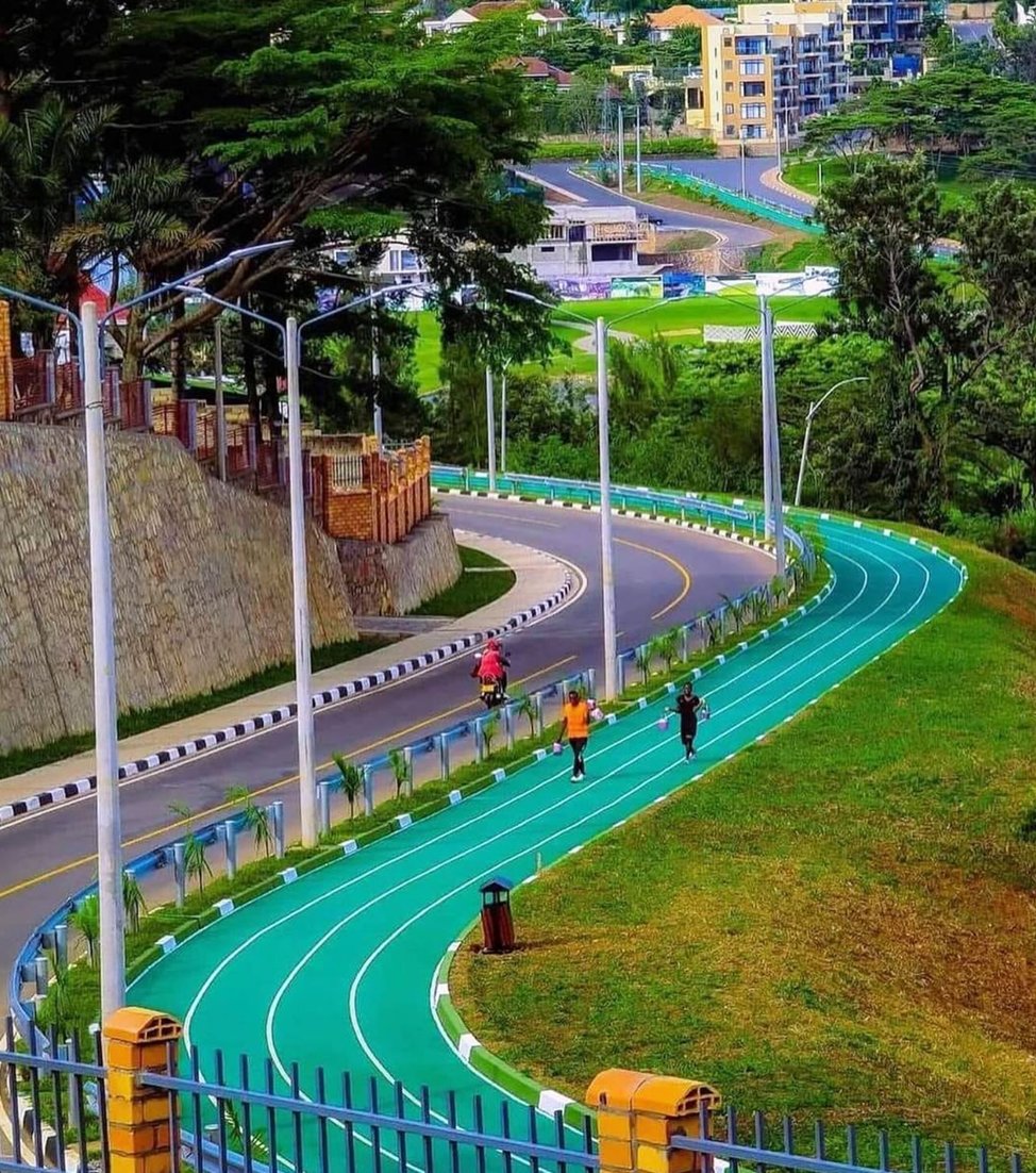 Penalosa_G's tweet image. #UrbanHealth #WalkRun
Kigali, Rwanda built magnificent 2.4 km/1.5mi rubber track around Golf course.
Max daily golf players? 210
Max walk/run track? Many thousands!
All cities with public golf courses or private with tax subsidy for 'green,' should build walk/run tracks.
#Equity.