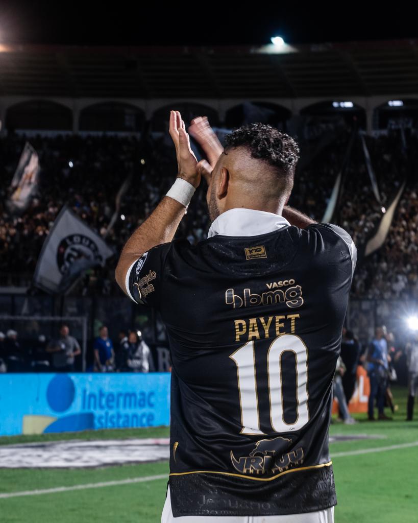 NewsAlmirantee's tweet photo. Dimitri Payet, sobre a torcida do Vasco:

“A minha tristeza por deixar o Olympique de Marseille foi rapidamente varrida pelo amor dos torcedores vascaínos. A paixão deles, às vezes, é irracional. Mas, se eu tivesse dúvidas, elas foram dissipadas na minha chegada: o Brasil é mesmo o país do futebol."

📸: Leandro Amorim/Vasco