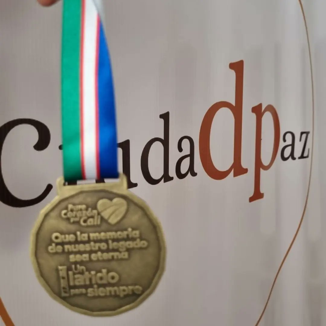CiudadPazCo's tweet photo. Aprovechamos estas fechas para reunirnos y agradecer por un año más de avances en nuestros esfuerzos por la construcción de paz. 
Agradecemos a tod@s l@s que se suman en el camino para hacerlo menos pedregoso, con la confianza de ir en la dirección correcta. Felices fiestas 🎄🥳 https://t.co/8EkCedbfsB