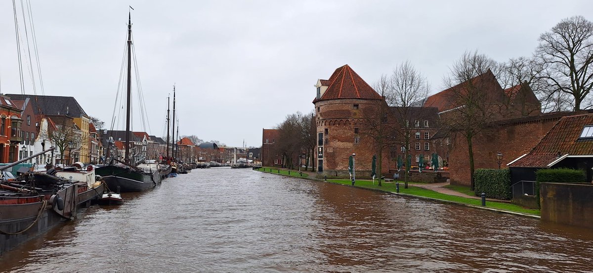 Het water in de rivieren en Stadsgracht staat hoog. Samen met @wdodelta houden we de vinger aan de pols. Door de vele regen staat ook het grondwater hoog. We hoor graag waar dat speelt. Overlast van hoog grondwater of water in je kelder? Meld het ons via zwolle.nl/wateroverlast