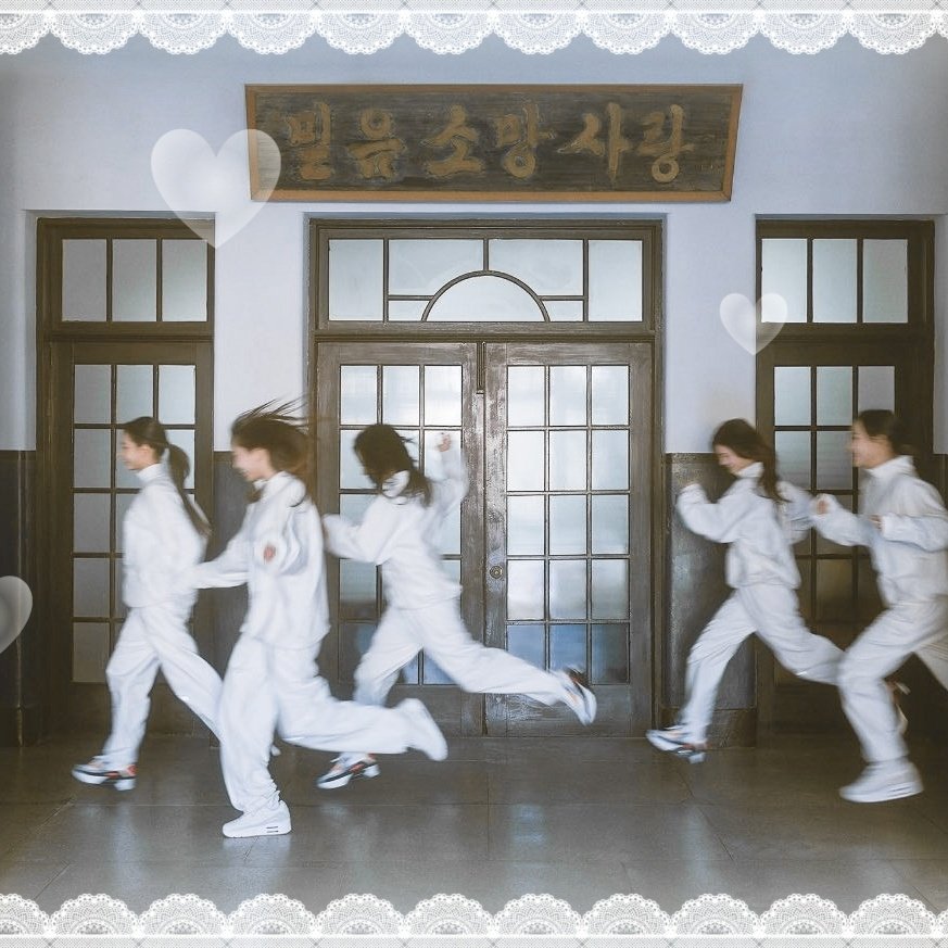 As the landscape transforms into a pure and glistening white. The air is crisp and cold, but the hearts are warm and bright. As we gather ’round on this enchanting winter. The trees are adorned with a delicate frosty lace and the ground is adorned with a blanket of grace. ♡!🎄