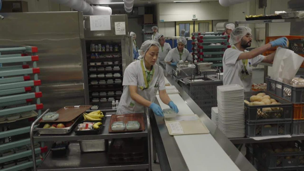 UZ Brussel bereidt eigen kerstmaaltijden: 'Lekker eten doet sneller genezen': bruzz.be/videoreeks/maa…