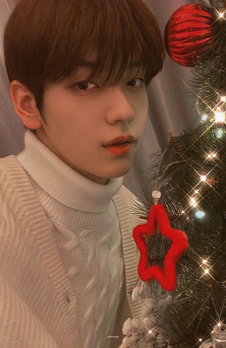 iwastedious's tweet photo. You Christmas or kiss me, but I kiss tae mai tueng  😔😔😔 https://t.co/7Tf2TCJHeL