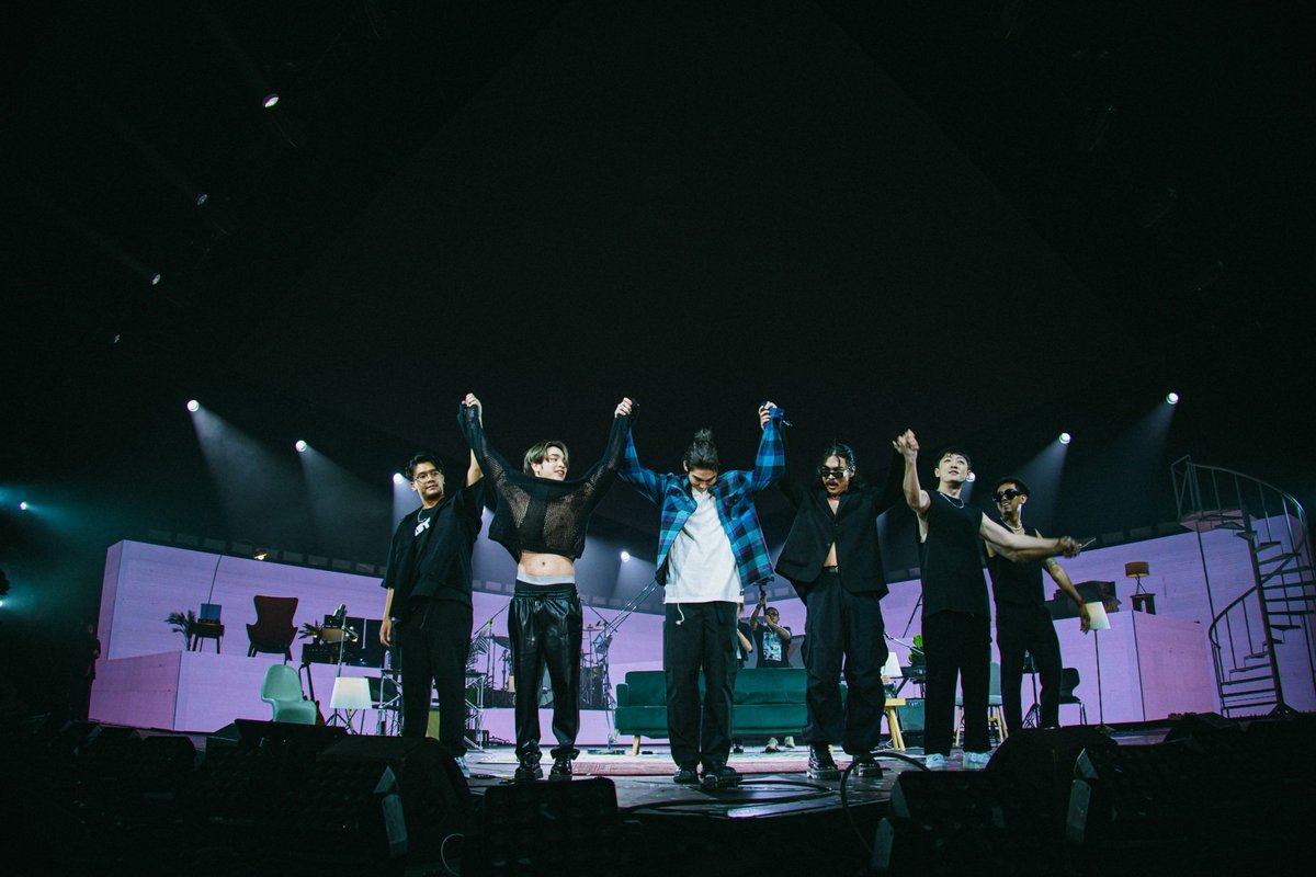 allbright_ofc's tweet image. BRIGHT’S HOME PARTY BRIGHT THE FIRST FAN MEETING Presented by Lazada

ขอบคุณ​ทุกคนที่มอบความสุขให้ไบร์ท
และไบร์ทก็อยากให้ทุกคนได้รับความสุขกลับไปเช่นกัน

ไบร์ทมีความสุขมากครับ
ขอบคุณ​ครับ​ 🫶🏻🖤

#BRIGHTsHomeParty
#Cloud9Ent
#bbrightvc