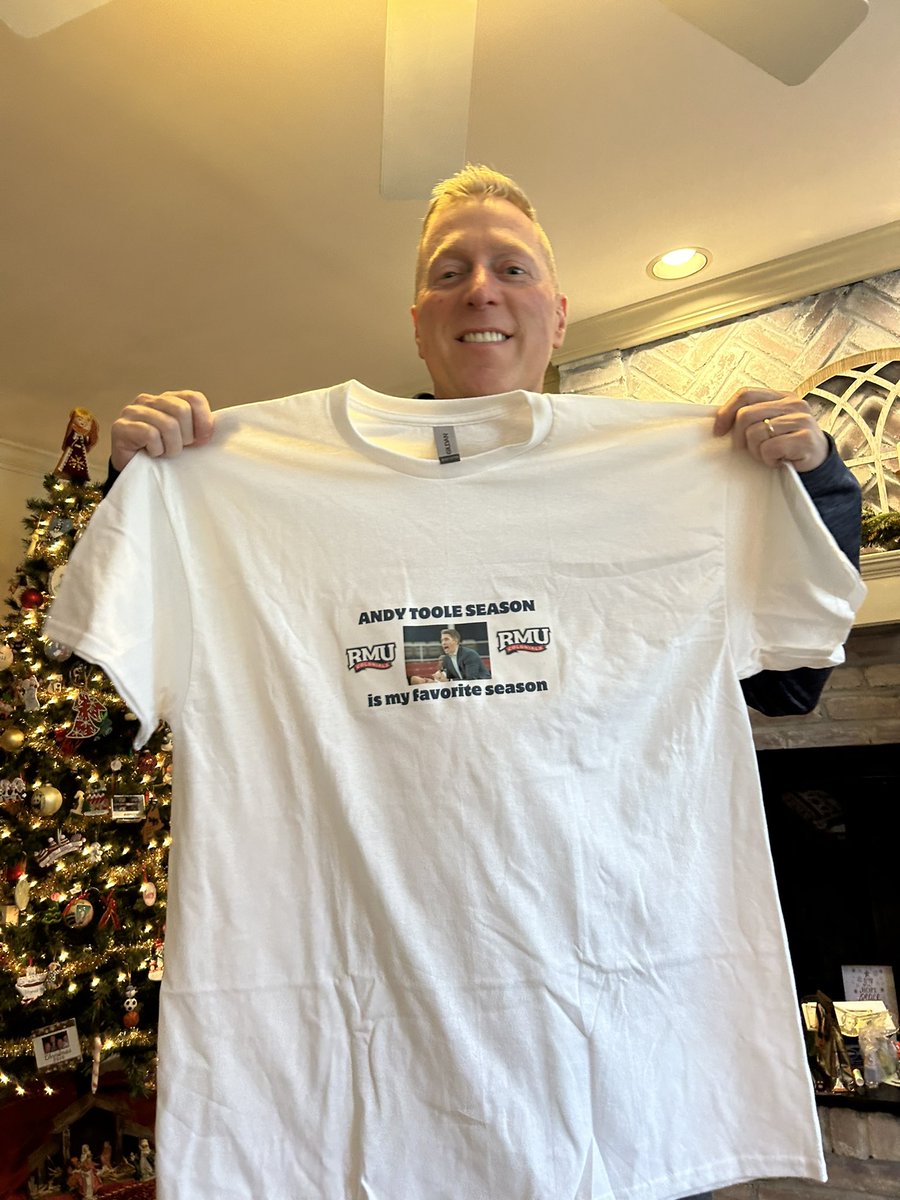 FitzRMU93's tweet photo. Santa knows what’s up @RMUMBasketball @RMUAthletics @Coach_AndyToole https://t.co/9ecOGLAMKy