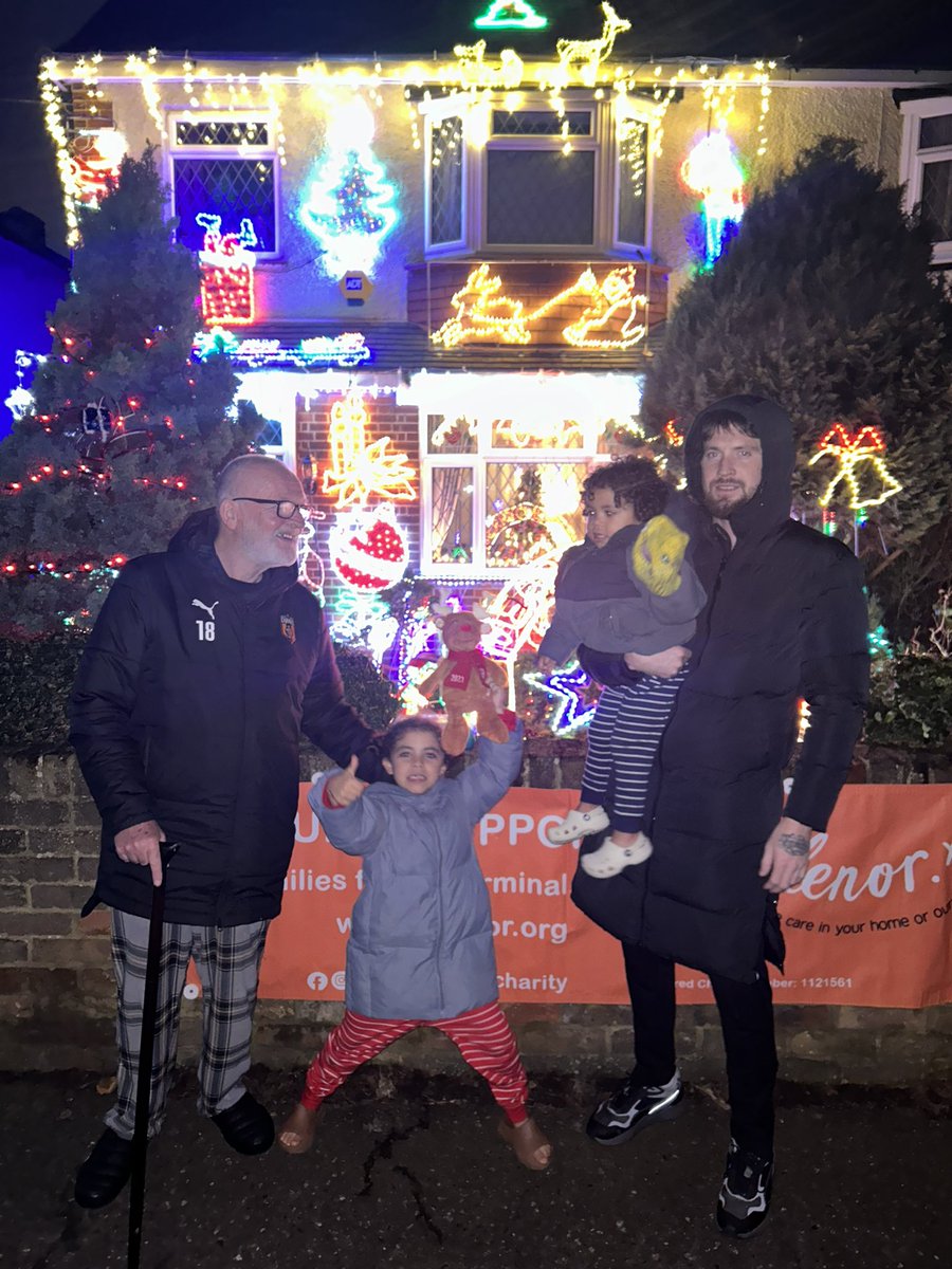 DonStrapzy_'s tweet photo. Merry Christmas to all my Dons family across the world. 🎄 

This time of year can be hard for those who have lost loved ones. I know the feeling very well. But remember Jesus is within you &amp; he who is within you is greater than he who is with the world 🙏 

#Donmas https://t.co/d1o1UxZevO