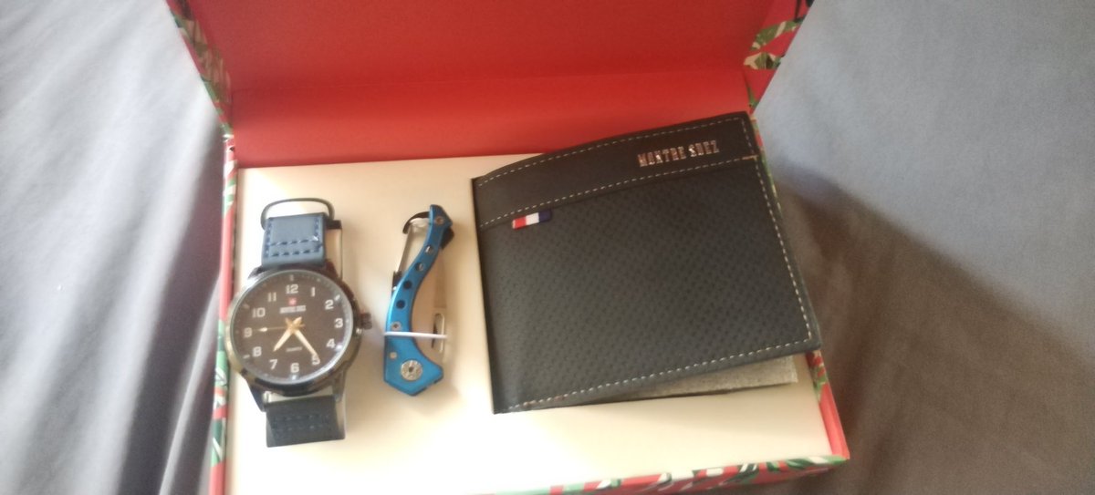 SantiPlayer1's tweet photo. @locochoncin Me ragalaron una Cartera de cuero, un Reloj y una Navaja para obtener plata por donaciónes ""Voluntarias""
Latam Mind🦈 https://t.co/lNjdsJuDJ9