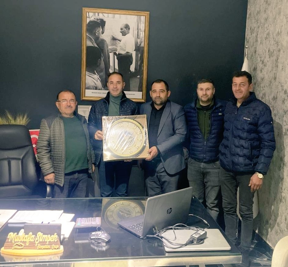 Esnaf ve Sanatkarlar Odası  Başkanı Sn: #CihanÇoban  ve yönetimi , ilçe Başkanımız Sn: <a href="/M_simsek13/">Mustafa Şimşek</a>  'i hasanoğlandaki ofisinde ziyarette bulundular..
Takdim ettikleri hediye  ve ziyaretlerinden ötürü kendilerine teşekkür ediyoruz.
<a href="/Ahmet_Davutoglu/">Ahmet Davutoğlu</a> @gelecekankara06 <a href="/HakanTokach/">Hakan TOKAÇ</a>