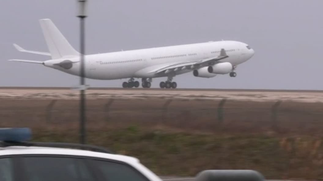 🔴 L’Airbus A340 de Legend Airlines, immobilisé sur le tarmac de l'aéroport de Vatry depuis le 21 décembre dernier, est reparti aujourd’hui, à destination de Bombay, avec à son bord 276 passagers.

▫️25 passagers ont exprimé le souhait de demander l'asile en France, et sont en