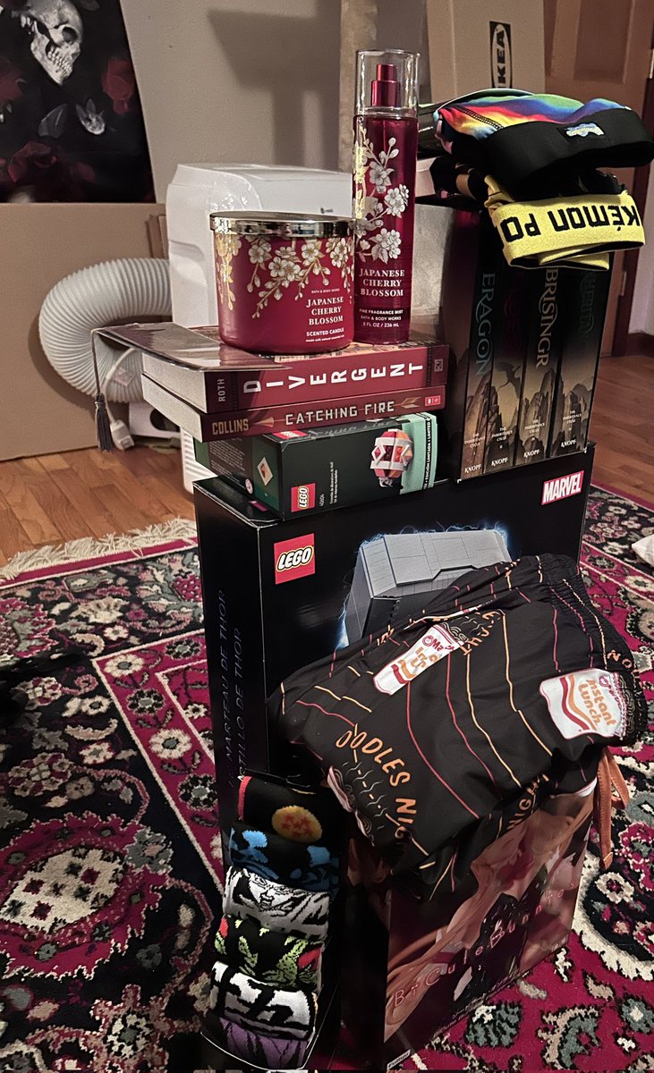 Christmas hull this year from my fiancee and love of my life <a href="/Faetalis_/">Faetalis - Tech House Gremlin</a> ❤️💕 I think we did the holiday thing pretty decent this year 😘