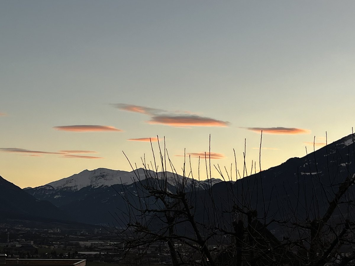 Herr_Herzberg's tweet photo. Gewölk über Brambrüesch.
@GaudenzF
Schönwetter- oder Schlechtwetterboten?
#Malans #Graubünden #Schnoschöndo https://t.co/ySlZreMcb4