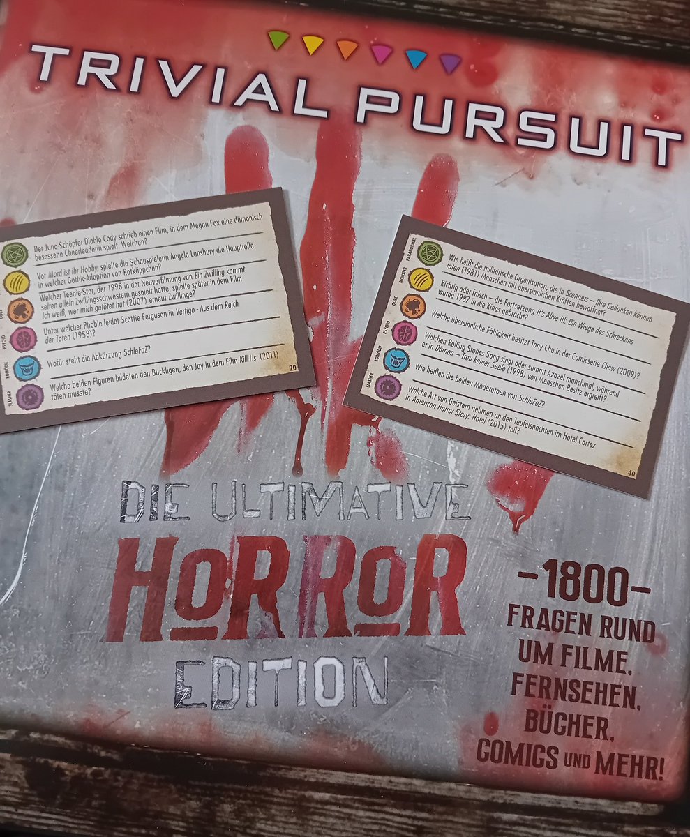 Gossenpocke's tweet photo. Ich muss euch noch was zeigen!
Vor ein paar Wochen habe ich dieses Spiel bei einer Verlosung von Hugendubel gewonnen. Könnt ihr die blauen Fragen lesen? 😎😁🥰

#SchleFaZ #SchleFaZianer #TrivialPursuit #Horroredition https://t.co/LOYiYweyFI
