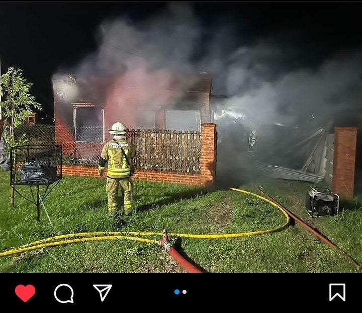 pipiypunto's tweet photo. Yo sé que Twitter es servicio y por eso vengo a pedirles su ayuda. Anoche un ratito antes de que brindemos se incendió la casa de una vecina de nuestro pueblo, una navidad arruinada en segundos pero quizás podemos darle el regalo de ayudarla con lo más mínimo que sea, todo suma https://t.co/888YL0acHJ