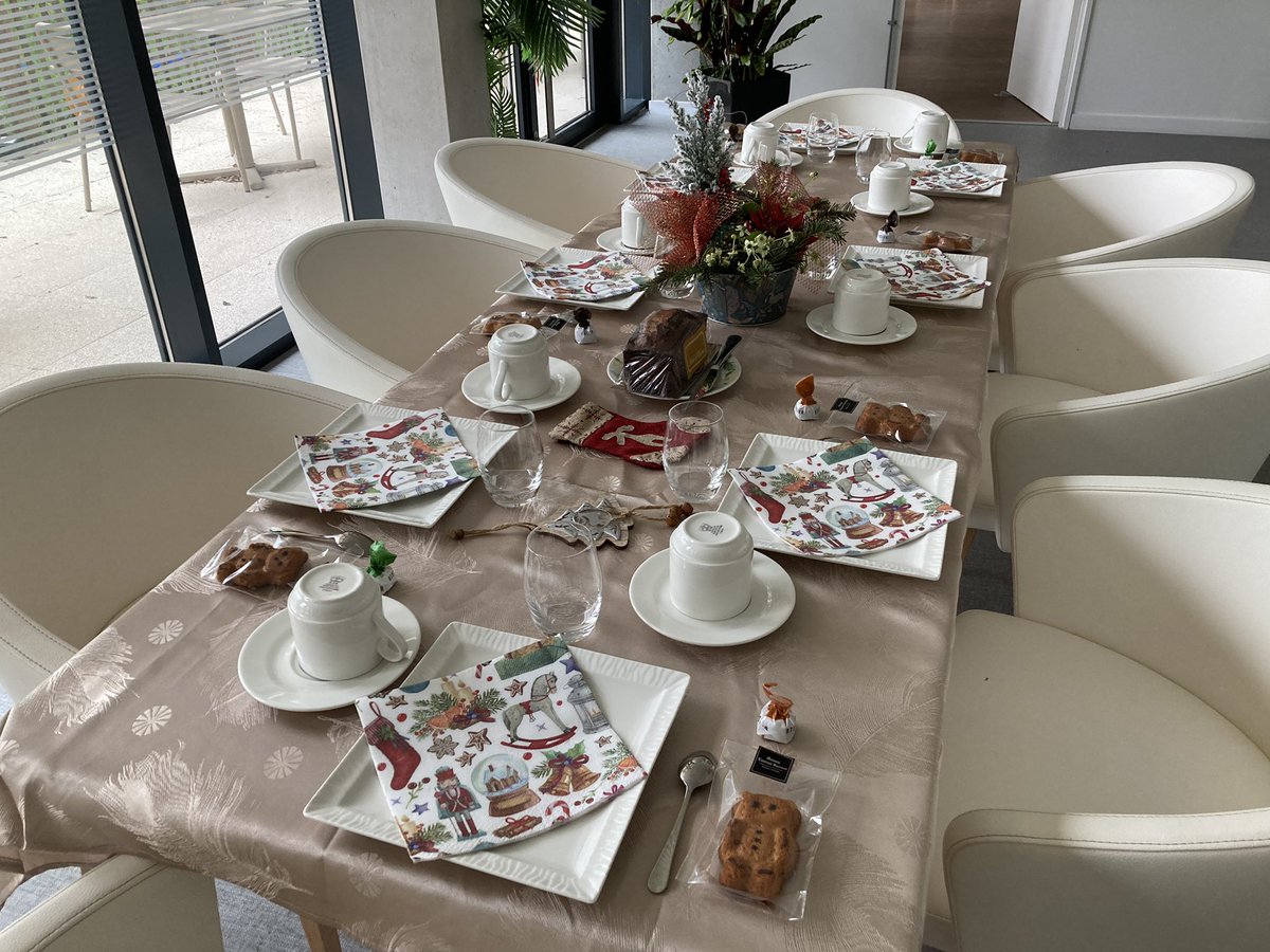Nous souhaitons à toutes les <a href="/senioriales/">Senioriales</a> un #JoyeuxNoel Nous c’était un très bon #gouter avec sa belle table