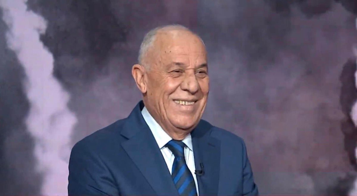 رجلٌ ظهر لنا فجأةً من أعماق نفوسنا المتسائلة، نريد أن نطمئن، أن يبثَّ فينا خبيرٌ عسكريٌّ ما يعاكس المعطيات والمعادلة، كيف لنا أن ننتصر بهكذا فروق ميدانية، لماذا؟ أين؟ هل؟ متى؟ كل الأسئلة الممكنة وغير الممكنة..

كان فايز الدويري فجأةً -كما أستشعره شخصيًّا- هو ذلك الأب المطمئن،