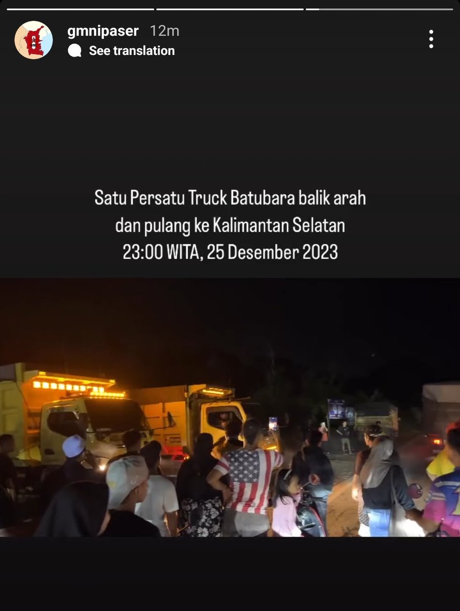 SeputarTetangga's tweet image. 😀 PUTAR BALIK 😀

Malam ini, warga lokal turun langsung ke jalanan.
Truk-truk besar yg  ngangkut  batubara lewat jalan raya umum dicegat dan diusir.
Ibu2 bapak2 anak2 muda semuanya pada kompak.