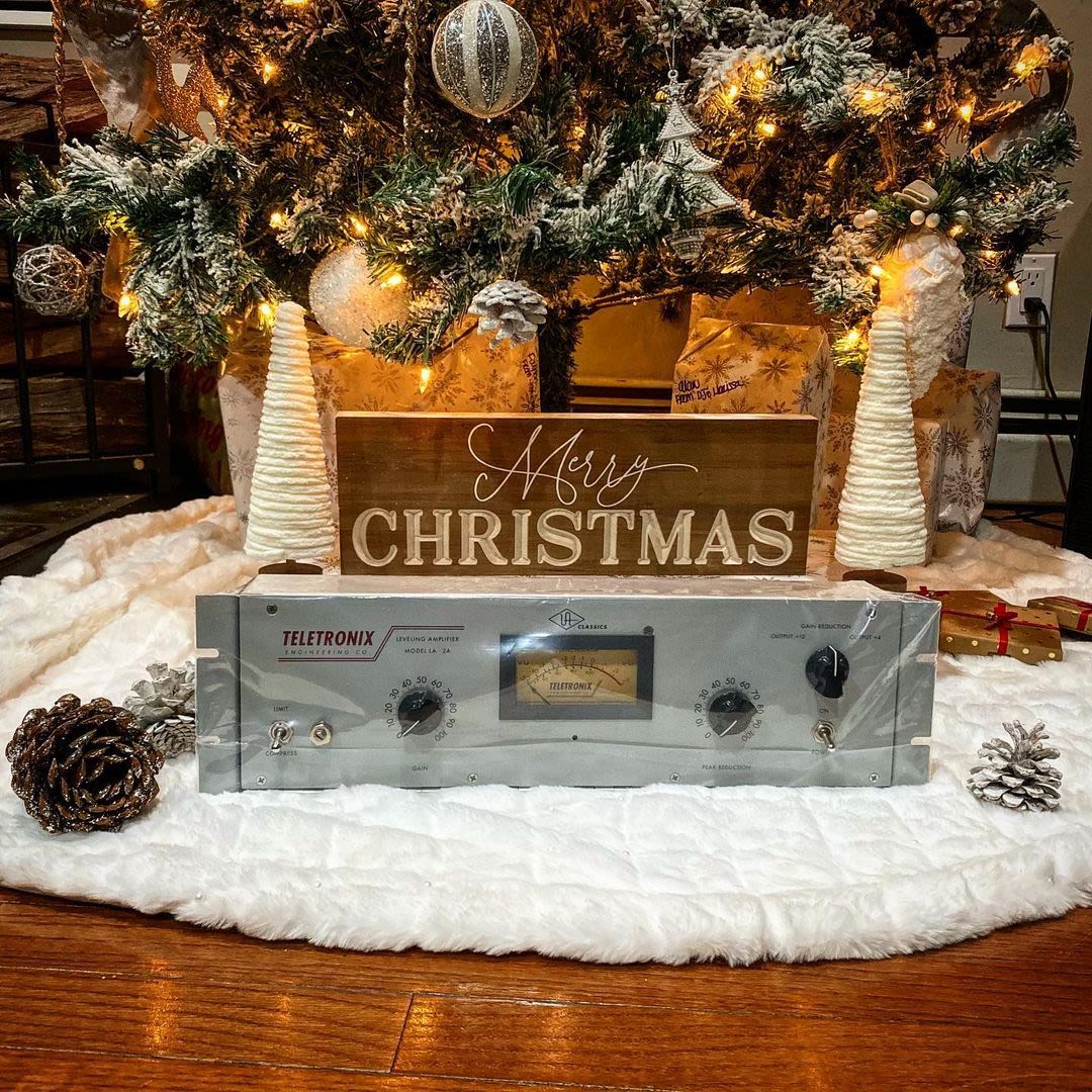 UAudio's tweet photo. Looks like somebody made it onto the 'nice' list 🎁
📸: https://t.co/6dAC4RV3Lx
#UniversalAudio #AudioGear #Mixing #Recording #LA2A #Teletronix #Compressor #gearporn https://t.co/tmgCyFYbJU