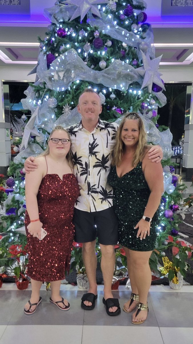 DawnBonsall's tweet photo. Merry Beachmas from the Bonsall Crew🏝️ https://t.co/VclqPhU5OC