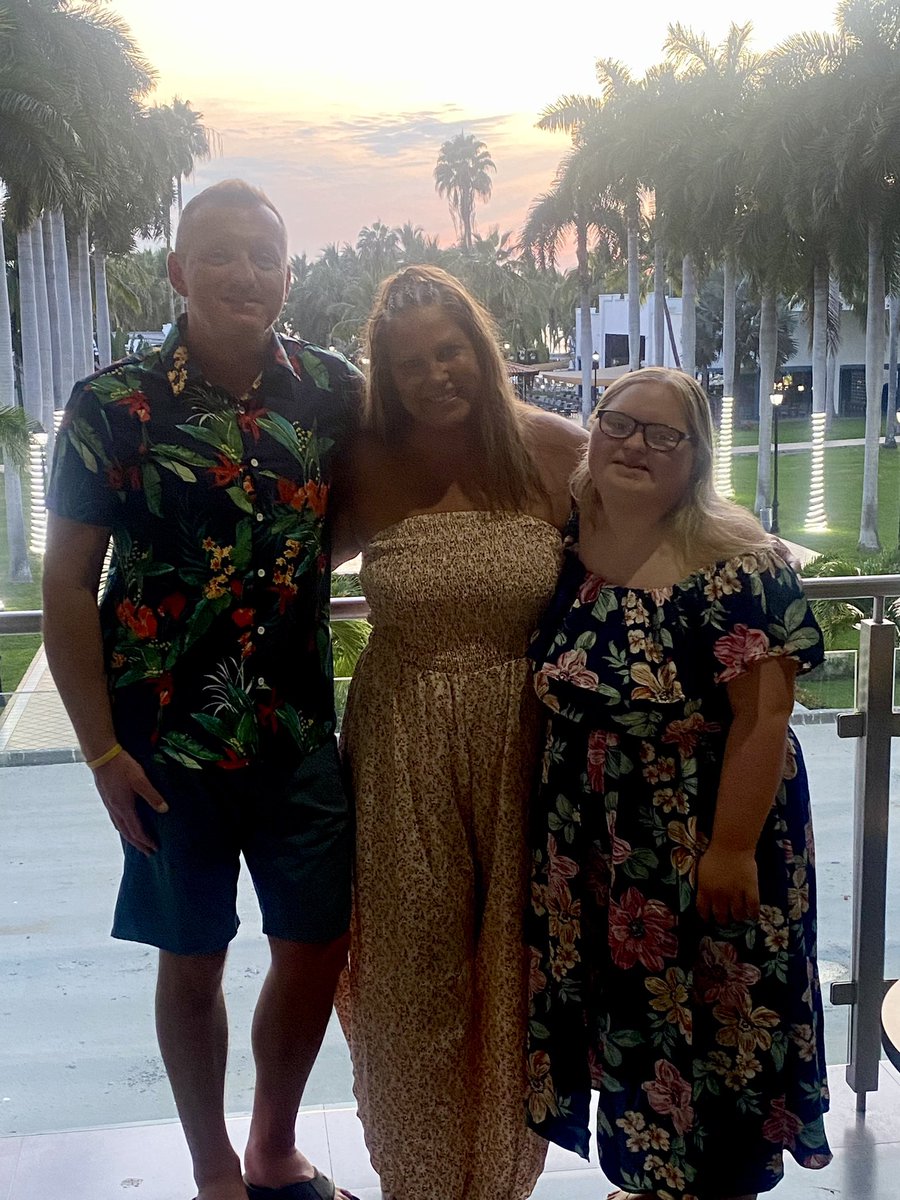 DawnBonsall's tweet photo. Merry Beachmas from the Bonsall Crew🏝️ https://t.co/VclqPhU5OC