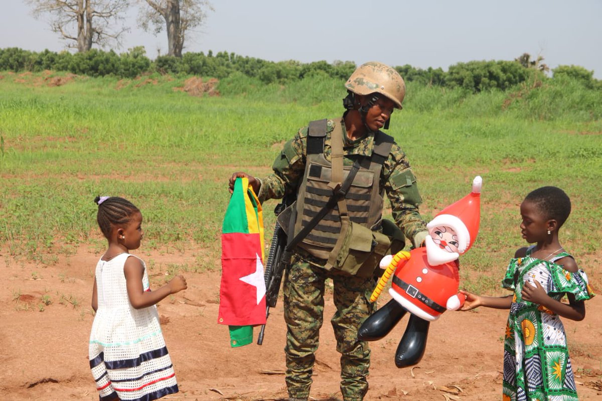 DefenseTg's tweet image. Joyeuses fêtes de fin d’année à tout le personnel militaire et civil de la défense ainsi qu’à leurs familles.
Aux familles des militaires déployés, recevez ici le témoignage de notre soutien et de notre solidarité !

Pour la Patrie, nous serons là !