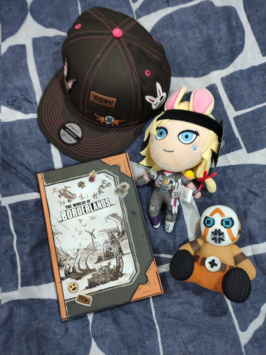 M_Bullen's tweet photo. @JessilynCupcake Happy Mercenary day to you too Jess, here's some gifts that I got!! 😁 https://t.co/bWPpmWUKeK