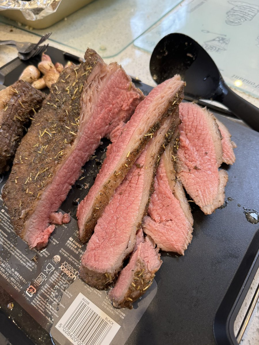 Adamsolomon1's tweet photo. @ishkolhatkar I’ll aspire to make mine look as good as yours next year! My Meater thermometer was very good! https://t.co/opAYYF3NpF