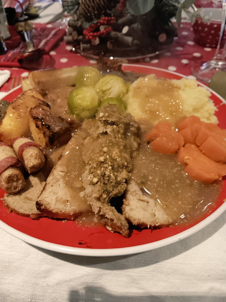 Today's #VeganChristmas main course - @Aldi_Ireland No Gammon and No Turkey with Roast and Mashed and all the trimmings my plate is now empty