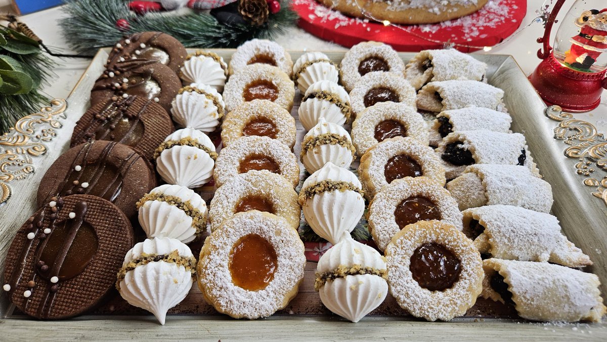 MironCandrea's tweet photo. 🌲#Christmas is very important 4 us, Romanians. It is about traditions, t/ sacred spirit, spending time with family&friends, having a full table of traditional dishes, listening 2 carols and going to #colindat. It's a really magic time that we deeply respect.
#MerryChristmas! https://t.co/yTDW425SpP