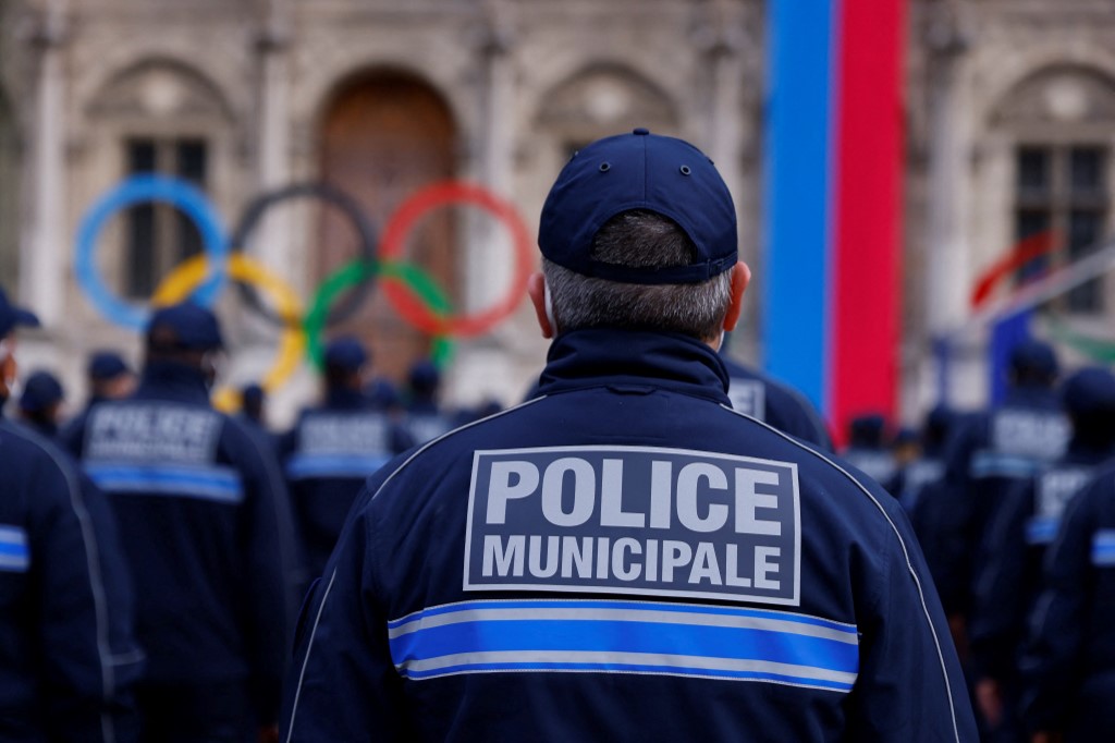 Un collectif de policiers municipaux menace de faire grève au Nouvel An et lors des JO de Paris-2024 france3-regions.francetvinfo.fr/paris-ile-de-f… #Paris #JO2024 #Police