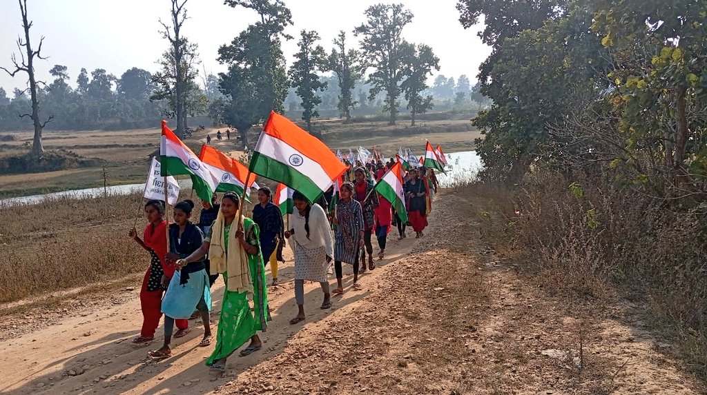 अदानी से सबसे बड़ी लड़ाई इस देश के आदिवासी लड़ रहे है, लेकिन इस लड़ाई में उन्हें ना मीडिया का साथ है। ना विपक्ष का साथ है। ना पर्यावरणविदों का साथ है। ना तथाकथित लिब्रल यूट्यूबरो का साथ है। इस लड़ाई में आदिवासी सिर्फ अकेले खड़े है। #हसदेव_जंगल_बचाओ