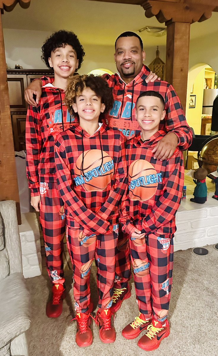 coach_bmase's tweet image. Merry Christmas from the Mason family.  @AlbuquerquePrep @AbqBballClub #ABCFamily @BrandonMasonJR1 #B’Lo #Melo #Celena