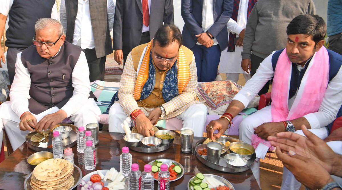 Harshit22834884's tweet photo. देशी भोजन  लेते हुए मुख्यमंत्री भजनलाल शर्मा 
@BhajanlalBjp https://t.co/yBYHIU6aul
