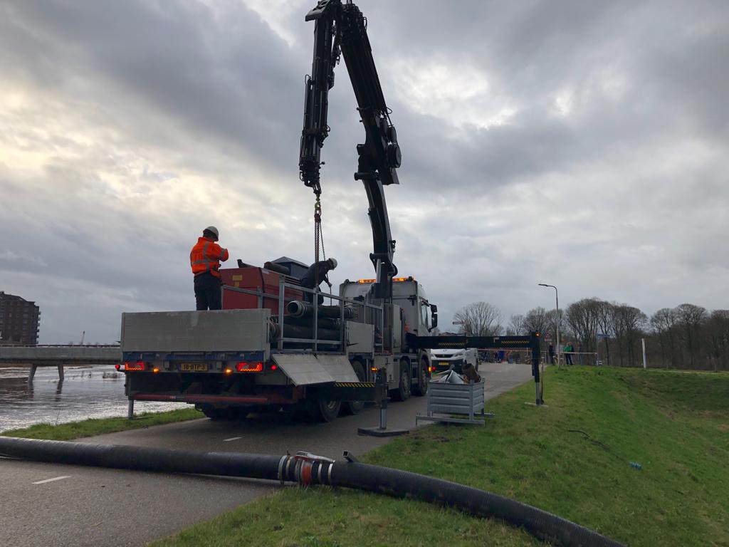 Vechtstromen's tweet photo. Hoogwater, waterpeil gestegen, piek komende dagen. 
Er wordt meer neerslag verwacht. Voorzorgswerk bij Heemsermars park, Hardenberg (Vecht) en om Meersendijk (Regge) droog te houden extra gemalen geplaatst en wordt een nooddijk van 100 meter aangelegd.
https://t.co/1ypQEHEg9p https://t.co/NHHrW97Xoy