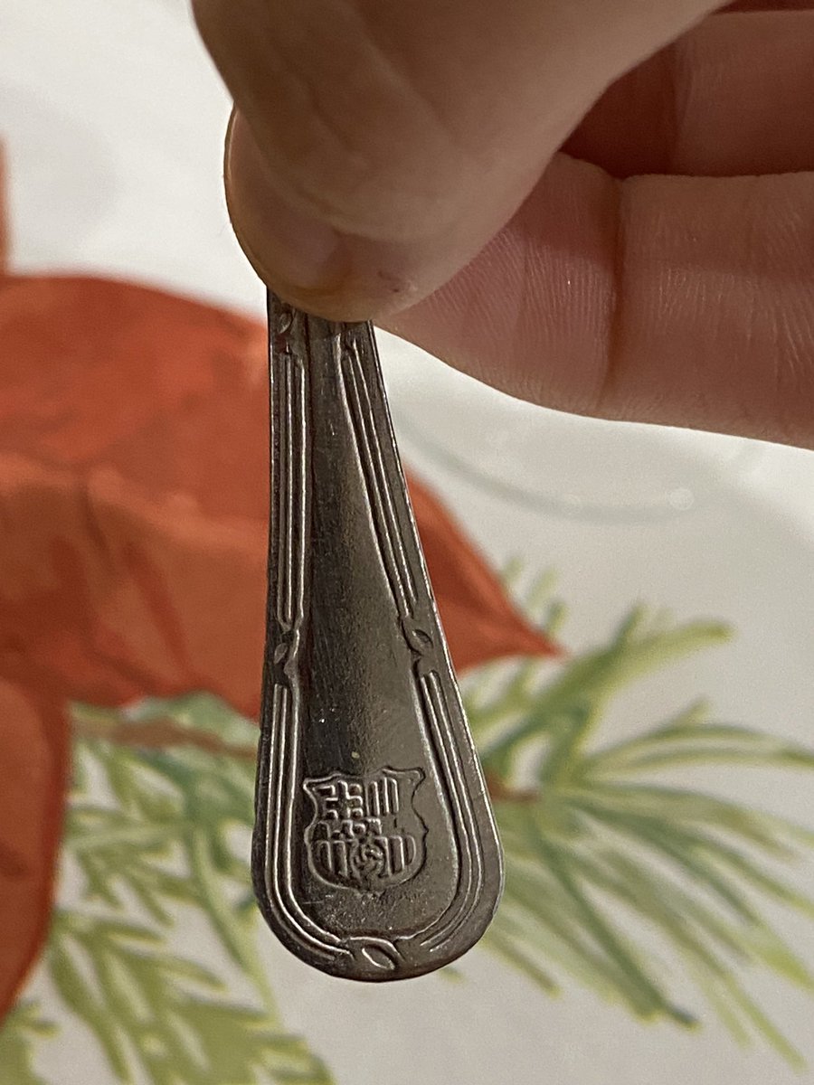 locacaatalanaa's tweet image. mi abuela sacando la mejor vajilla para navidad