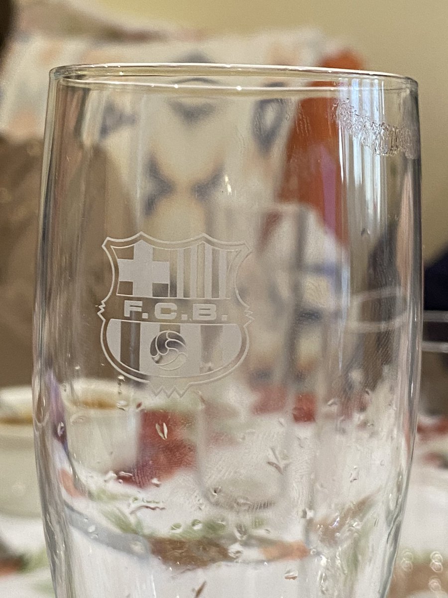 locacaatalanaa's tweet image. mi abuela sacando la mejor vajilla para navidad