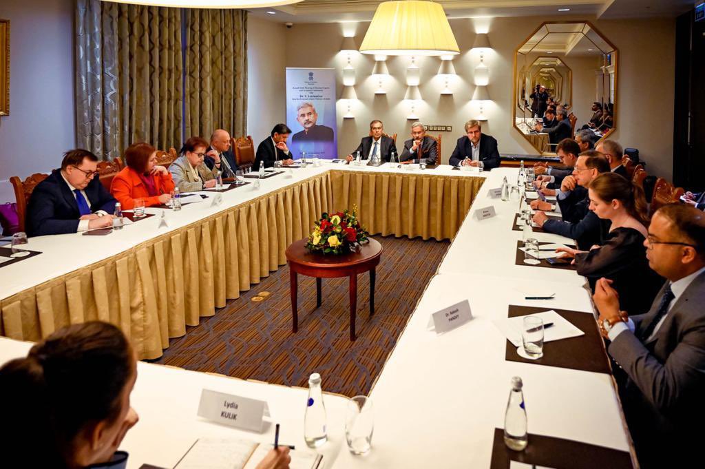 DrSJaishankar's tweet photo. An open and forward looking interaction with leading representatives of the Russian strategic community. 

Spoke about the importance of rebalancing and the emergence of multipolarity. 

Exchanged views on how India-Russia ties will develop in that framework. Also discussed connectivity, multilateralism, big power competition and regional conflicts. 

Geopolitics and strategic convergence will always keep India-Russia ties on a positive trajectory.