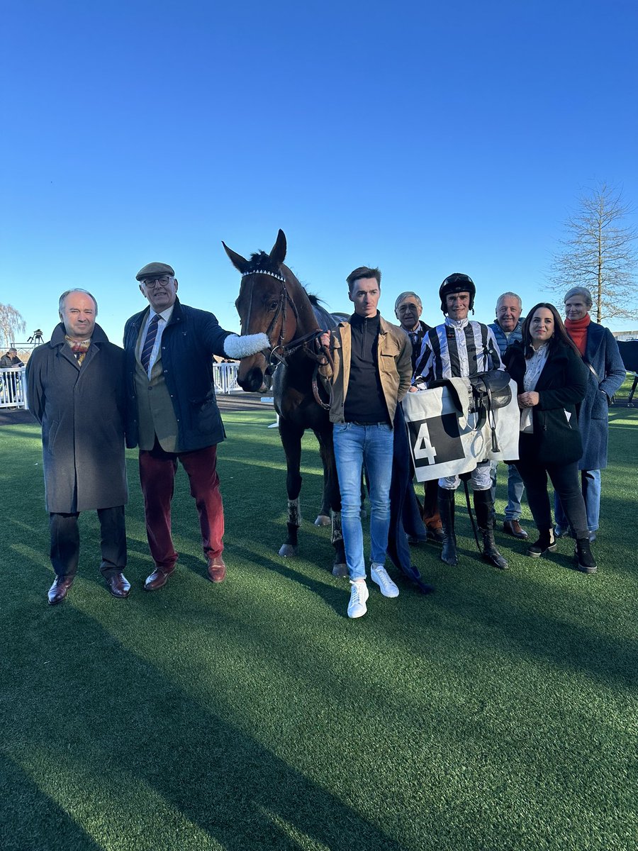 Hippodrome_Pau's tweet photo. ZARAKHAN remporte la course de haies« Prix Henri et Roger GOAILLE »👏🏇 sous la selle de Valentin MORIN, pour l’entraînement d’Etienne D’ANGINE 🥇 https://t.co/Mxh4KK4kxb