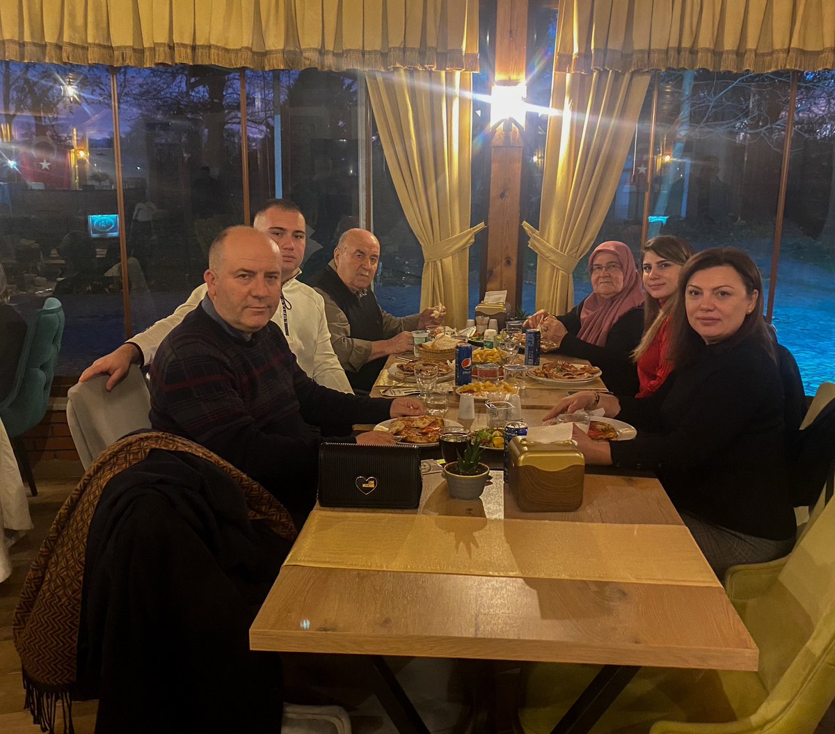 Ailenin güzelliği, her bir lokmada birlikte paylaşılan sevgiyle beslenir. Onların sevgisi, hayatta karşılaştığım her zorluğu aşmam için güç veriyor. 

Aileme minnettarım..